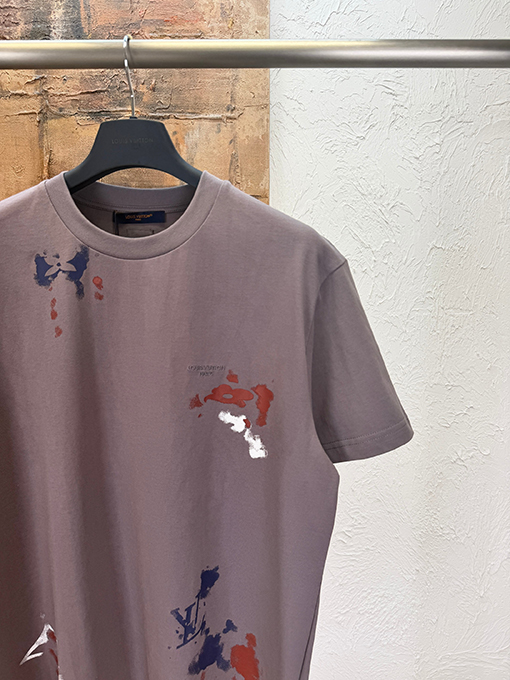 ルイヴィトンスーパーコピー 刺繍ロゴ入りインクが飛び散ったデザインの半袖Tシャツ