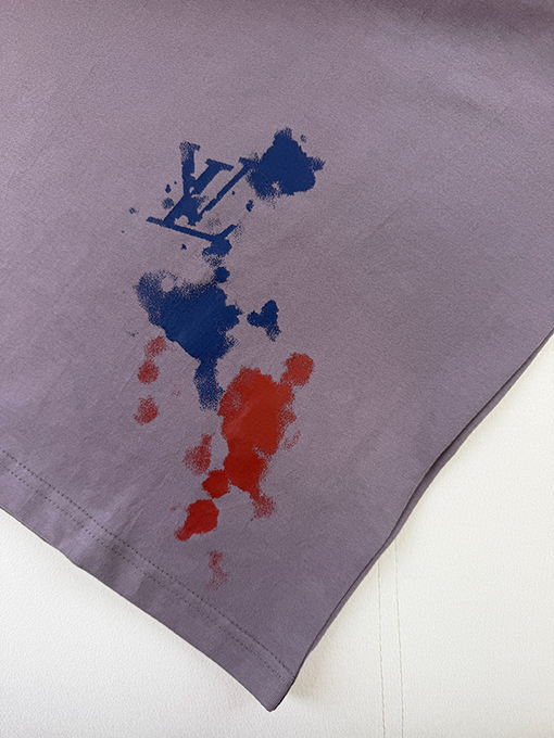 ルイヴィトンスーパーコピー 刺繍ロゴ入りインクが飛び散ったデザインの半袖Tシャツ