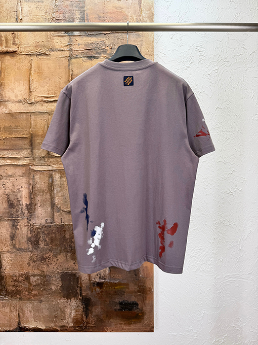 ルイヴィトンスーパーコピー 刺繍ロゴ入りインクが飛び散ったデザインの半袖Tシャツ