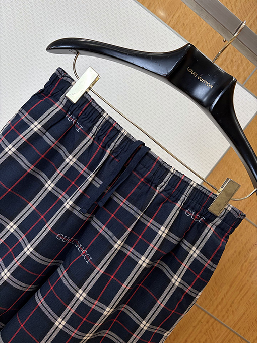 グッチスーパーコピー チェック柄のレタープリント半袖シャツとショートパンツのセット