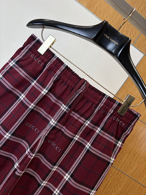 グッチスーパーコピー チェック柄のレタープリント半袖シャツとショートパンツのセット