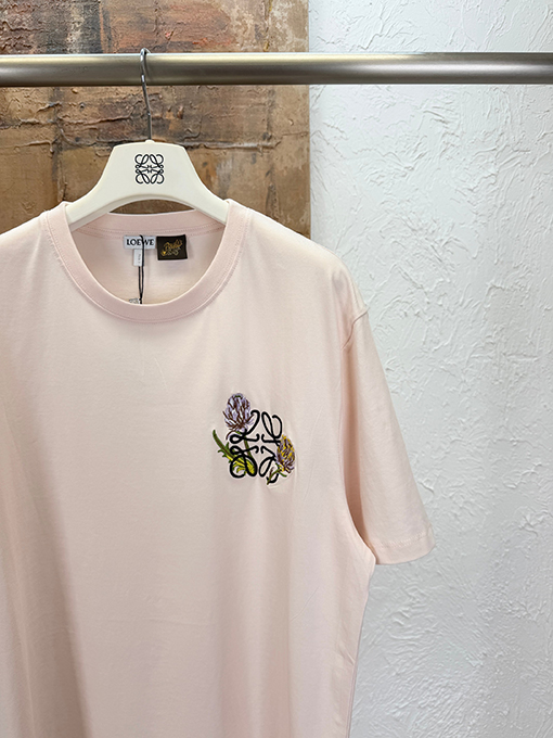 ロエベコピー アザミ柄の文字ロゴ刺繍入り半袖Tシャツ