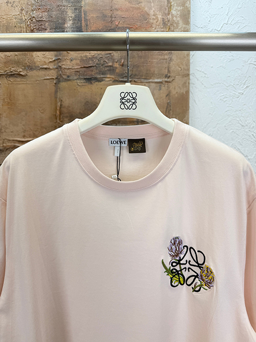 ロエベコピー アザミ柄の文字ロゴ刺繍入り半袖Tシャツ