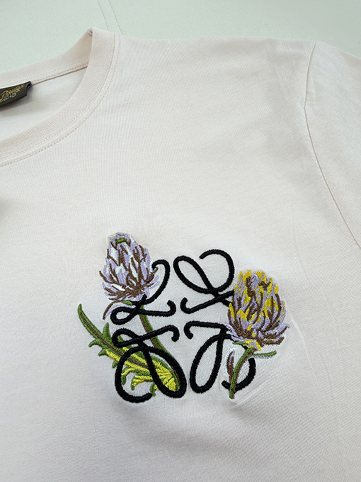 ロエベコピー アザミ柄の文字ロゴ刺繍入り半袖Tシャツ