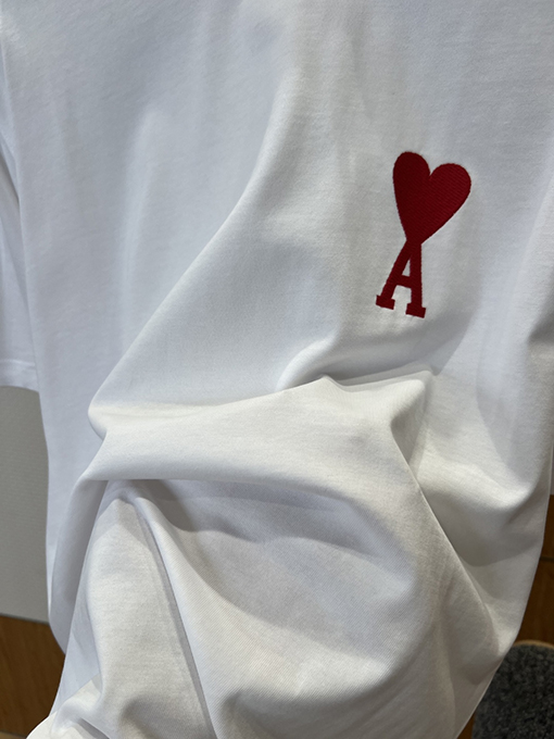 アミ ハート刺繍入りクルーネック半袖Tシャツ