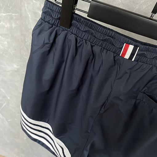 トムブラウン ファッション4本ストライプのビーチショーツ