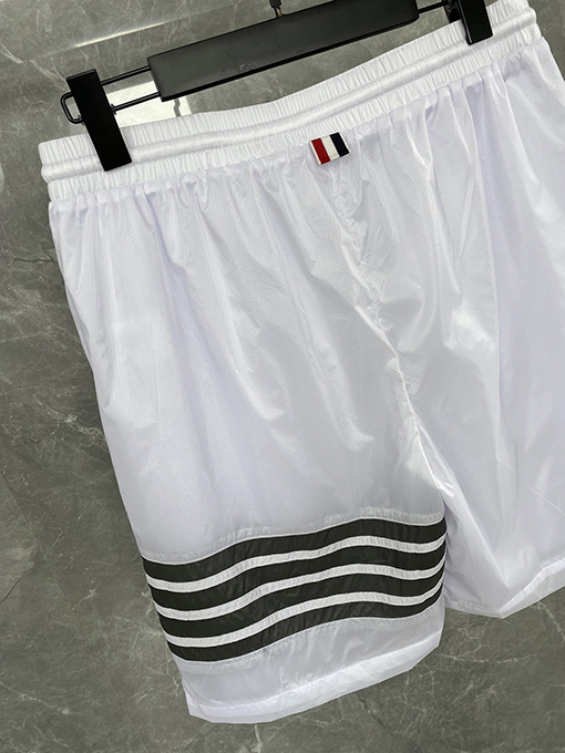 トムブラウン スタイリッシュで薄手の肌を保するショートパンツ