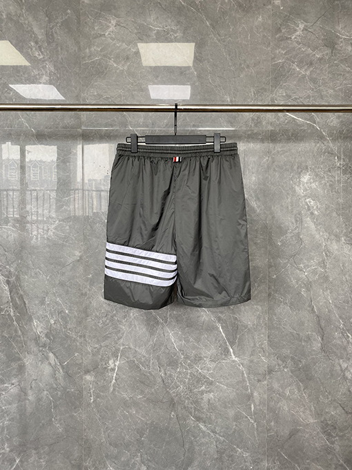 トムブラウン スタイリッシュで薄手の肌を保するショートパンツ