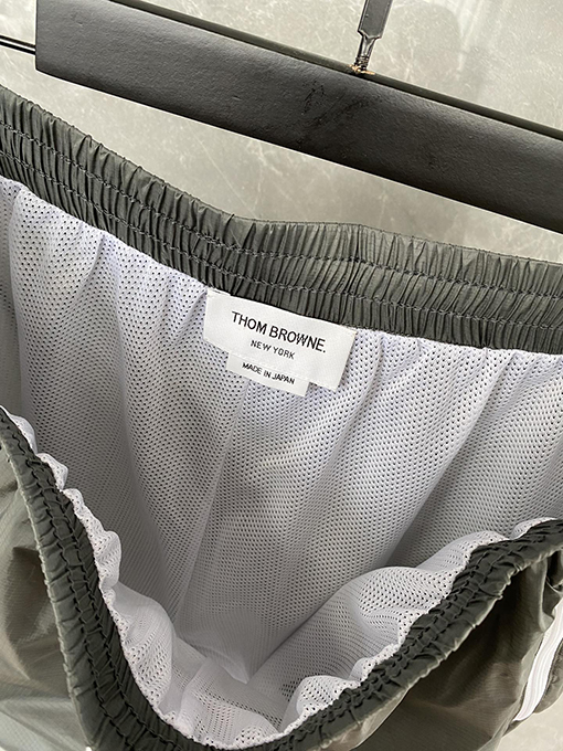 トムブラウン スタイリッシュで薄手の肌を保するショートパンツ