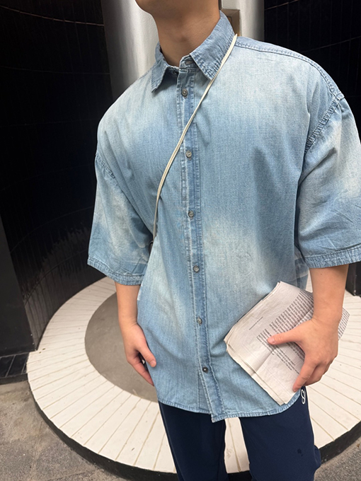 アクネストゥディオズスーパーコピー Acne Studios 1996 ロゴ入りダメージデニム半袖シャツ