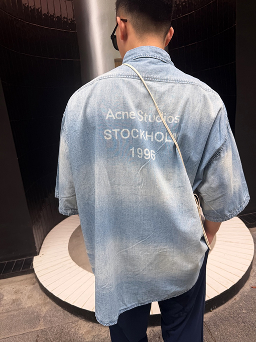 アクネストゥディオズスーパーコピー Acne Studios 1996 ロゴ入りダメージデニム半袖シャツ