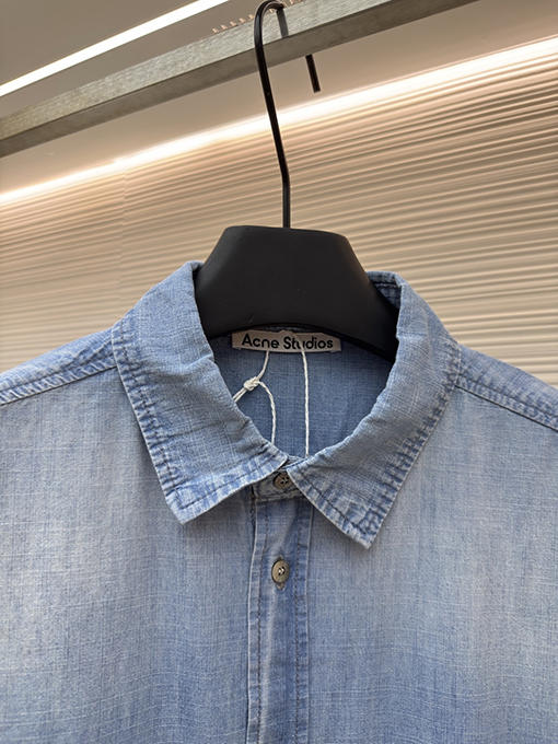 アクネストゥディオズスーパーコピー Acne Studios 1996 ロゴ入りダメージデニム半袖シャツ