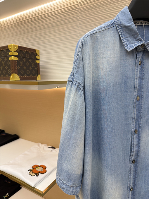アクネストゥディオズスーパーコピー Acne Studios 1996 ロゴ入りダメージデニム半袖シャツ