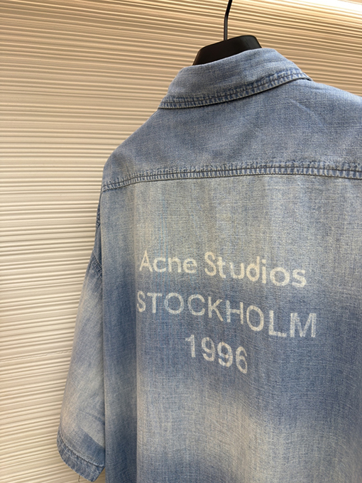 アクネストゥディオズスーパーコピー Acne Studios 1996 ロゴ入りダメージデニム半袖シャツ