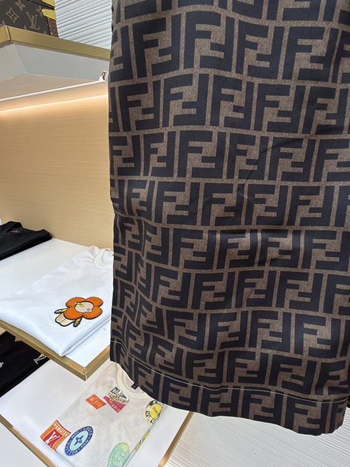 フェンディコピー フルレングスのFFショーツ