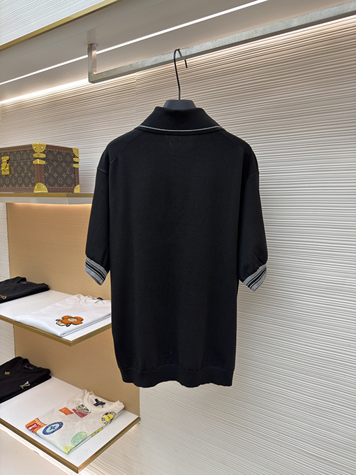 プラダ 三角形のロゴ入りハーフジップセーター