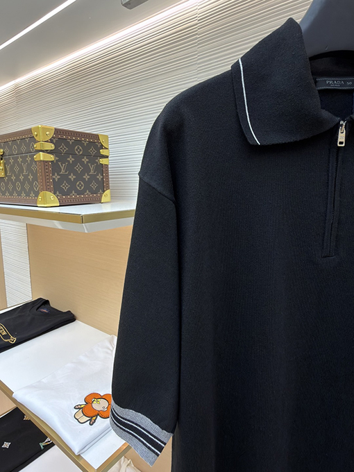プラダ 三角形のロゴ入りハーフジップセーター