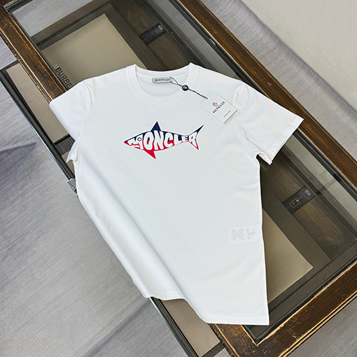 モンクレール 胸にロゴプリントが入った半袖Tシャツ