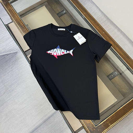 モンクレール 胸にロゴプリントが入った半袖Tシャツ