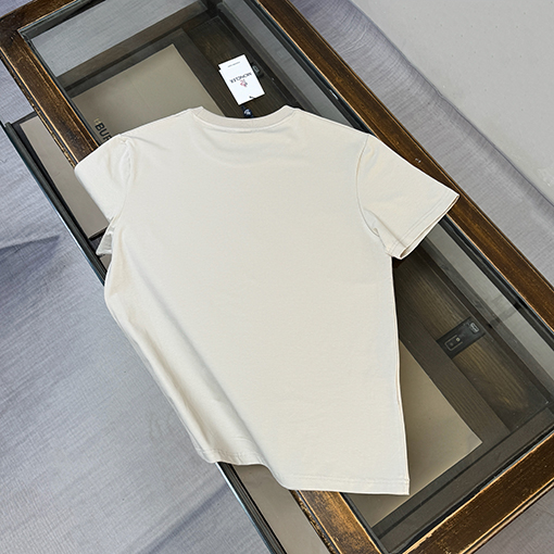 モンクレール 胸にロゴプリントが入った半袖Tシャツ