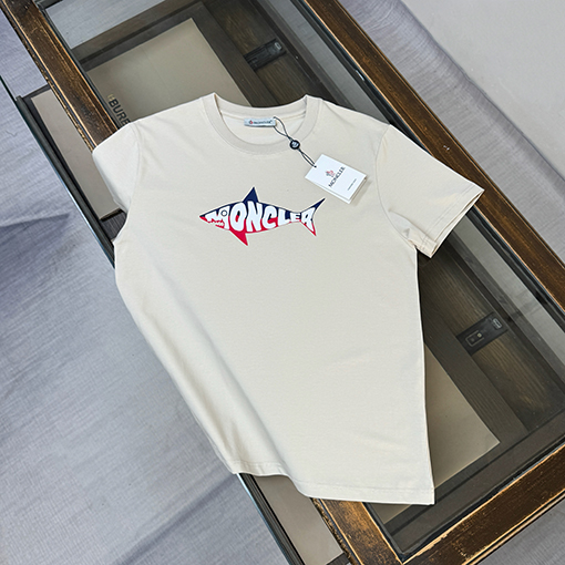 モンクレール 胸にロゴプリントが入った半袖Tシャツ