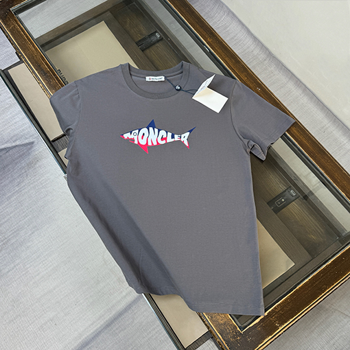 モンクレール 胸にロゴプリントが入った半袖Tシャツ