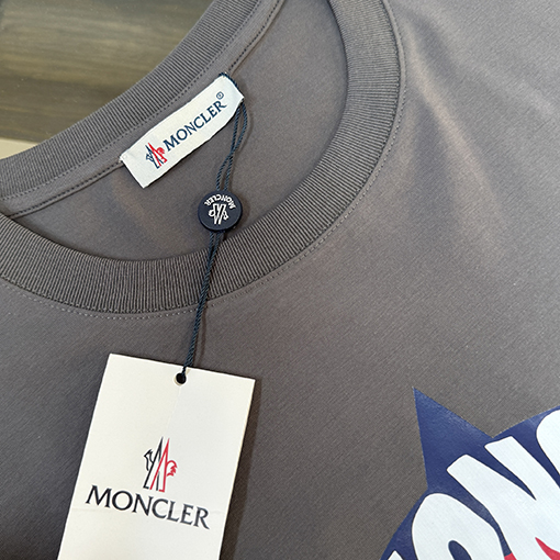 モンクレール 胸にロゴプリントが入った半袖Tシャツ