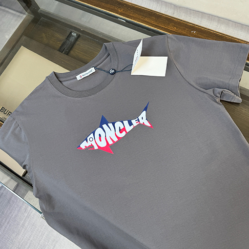モンクレール 胸にロゴプリントが入った半袖Tシャツ
