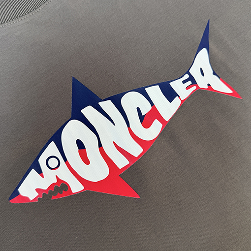 モンクレール 胸にロゴプリントが入った半袖Tシャツ