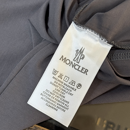 モンクレール 胸にロゴプリントが入った半袖Tシャツ