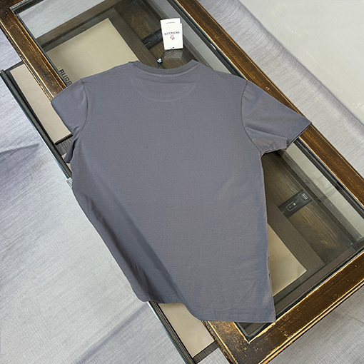 モンクレール 胸にロゴプリントが入った半袖Tシャツ