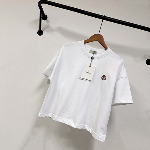 モンクレールコピー Boxy Fit シンプルなロゴパッチ付き半袖Tシャツ