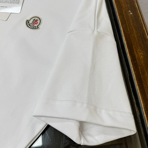 モンクレールコピー Boxy Fit シンプルなロゴパッチ付き半袖Tシャツ