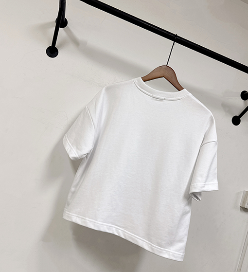 モンクレールコピー Boxy Fit シンプルなロゴパッチ付き半袖Tシャツ