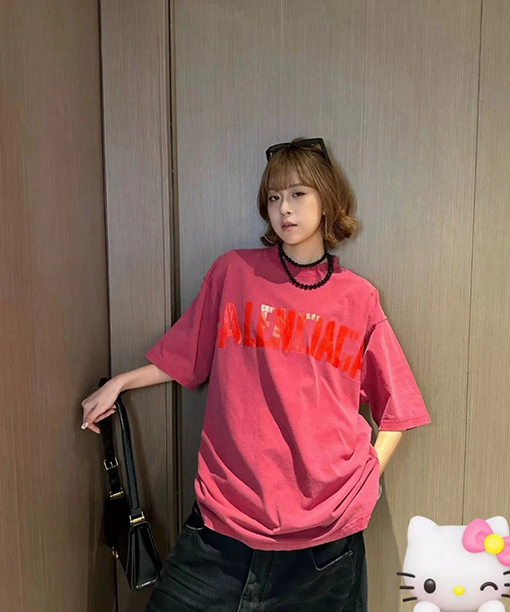 バレンシアガ BALENCIAGA ダメージのダクトテープ文字プリント入り破れた半袖Tシャツ