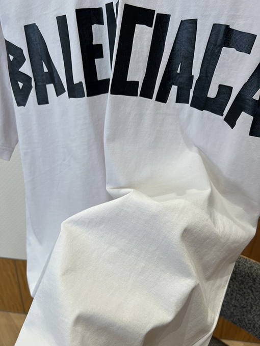 バレンシアガ BALENCIAGA ダメージのダクトテープ文字プリント入り破れた半袖Tシャツ
