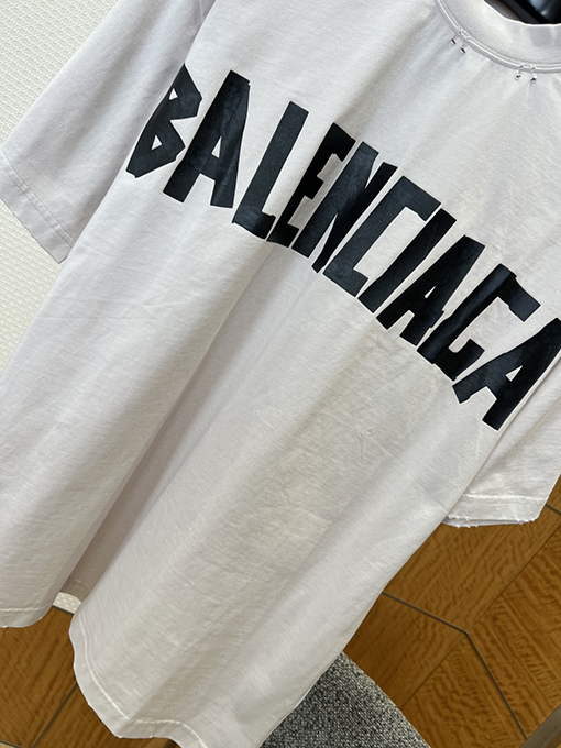 バレンシアガ BALENCIAGA ダメージのダクトテープ文字プリント入り破れた半袖Tシャツ