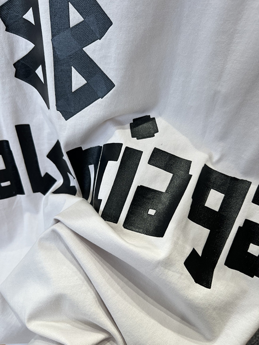 バレンシアガ BALENCIAGA ダメージのダクトテープ文字プリント入り破れた半袖Tシャツ