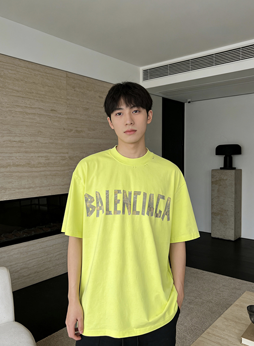 バレンシアガコピー BALENCIAGA クラシックダメージのダクトテープ文字プリント入り破れた半袖Tシャツ
