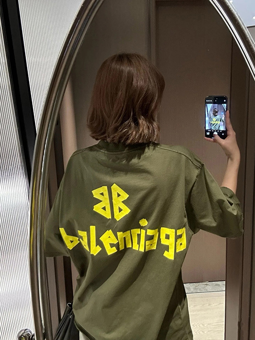 バレンシアガコピー BALENCIAGA クラシックダメージのダクトテープ文字プリント入り破れた半袖Tシャツ