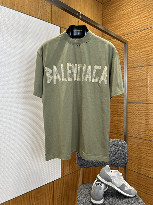 バレンシアガコピー BALENCIAGA クラシックダメージのダクトテープ文字プリント入り破れた半袖Tシャツ