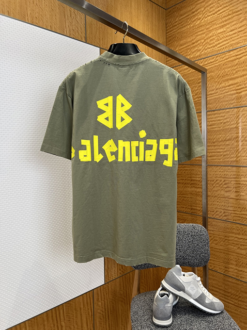 バレンシアガコピー BALENCIAGA クラシックダメージのダクトテープ文字プリント入り破れた半袖Tシャツ