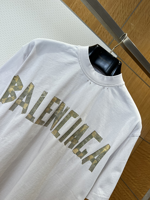 バレンシアガコピー BALENCIAGA クラシックダメージのダクトテープ文字プリント入り破れた半袖Tシャツ