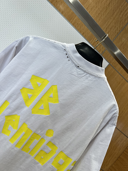 バレンシアガコピー BALENCIAGA クラシックダメージのダクトテープ文字プリント入り破れた半袖Tシャツ