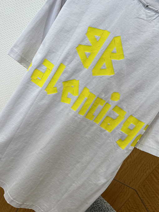 バレンシアガコピー BALENCIAGA クラシックダメージのダクトテープ文字プリント入り破れた半袖Tシャツ