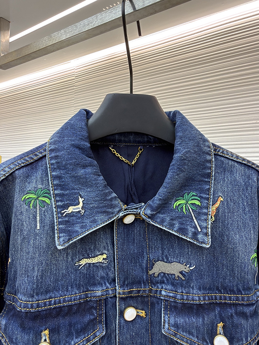 ルイヴィトン 動物と植物の刺繍が全面にされたデニムジャケット
