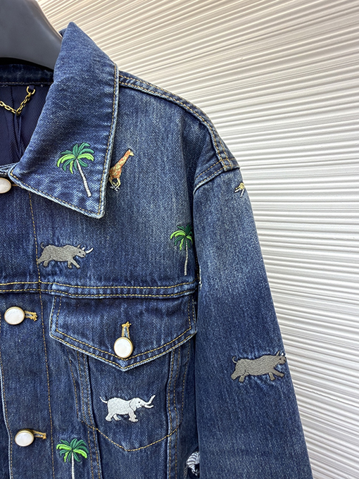 ルイヴィトン 動物と植物の刺繍が全面にされたデニムジャケット