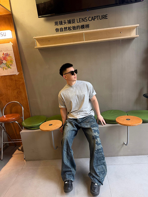 バレンシアガスーパーコピー Gothic Denim ロゴパッチ付きダメージジーンズ