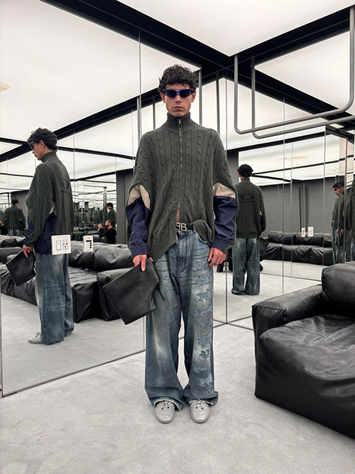 バレンシアガスーパーコピー Gothic Denim ロゴパッチ付きダメージジーンズ