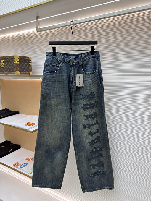 バレンシアガスーパーコピー Gothic Denim ロゴパッチ付きダメージジーンズ